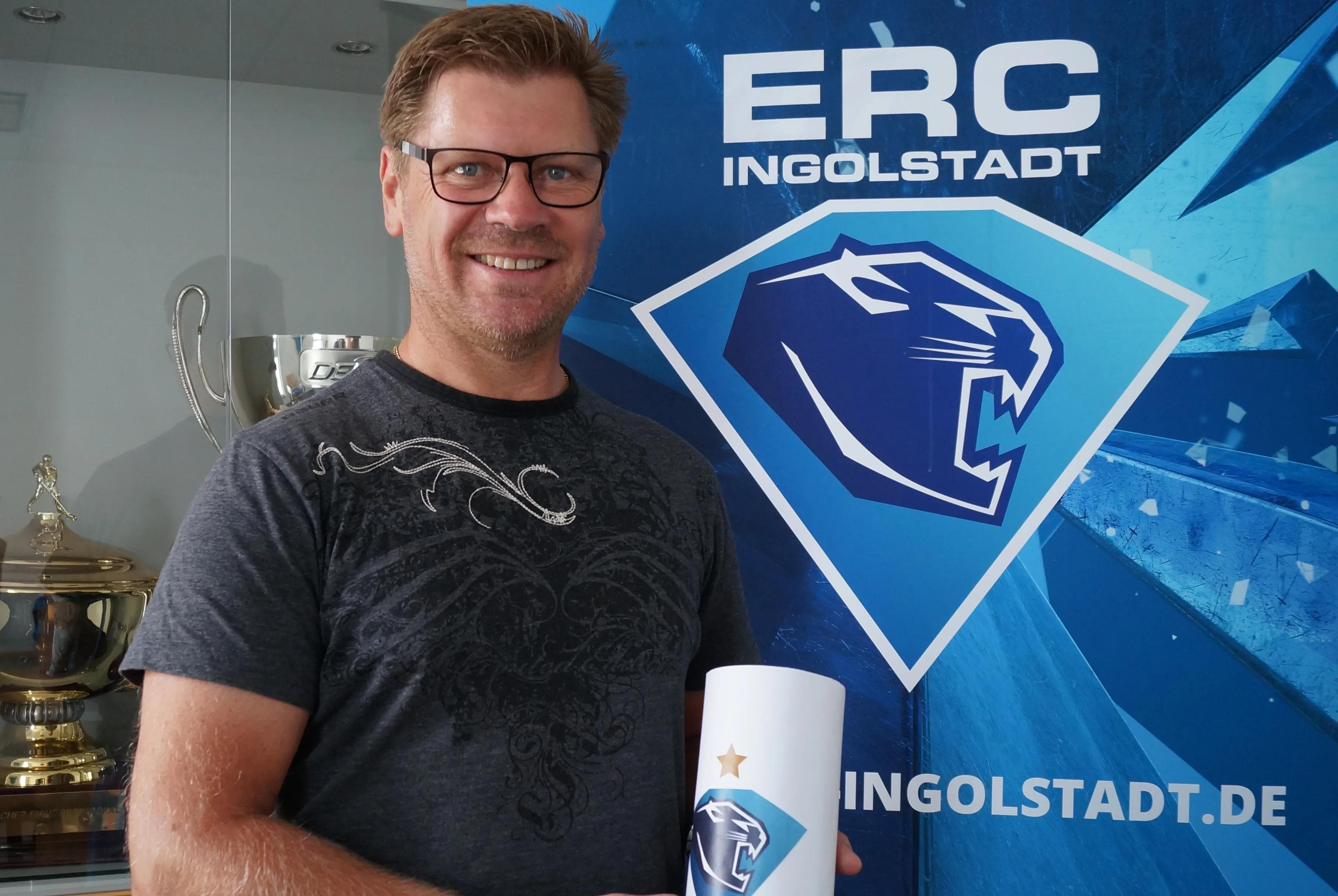 Peppi Heiß, Co-Trainer des ERCI, hat den nächsten Dauerkartengewinner gezogen.