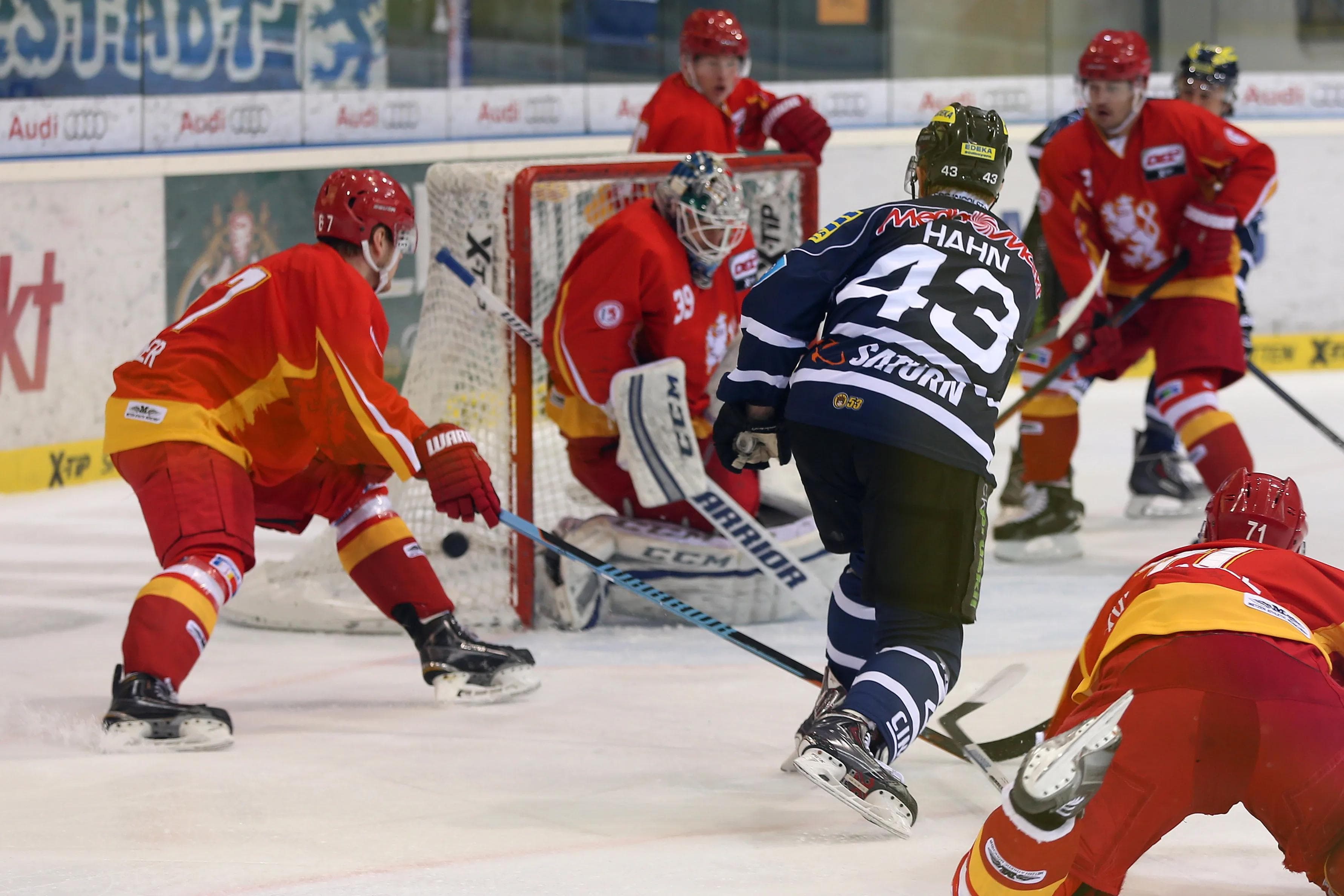 Derek Hahn (43) zielt auf das Tor DEG-Torwart Tyler Beskorowany. Foto: Stefan Bösl / kbumm.de
