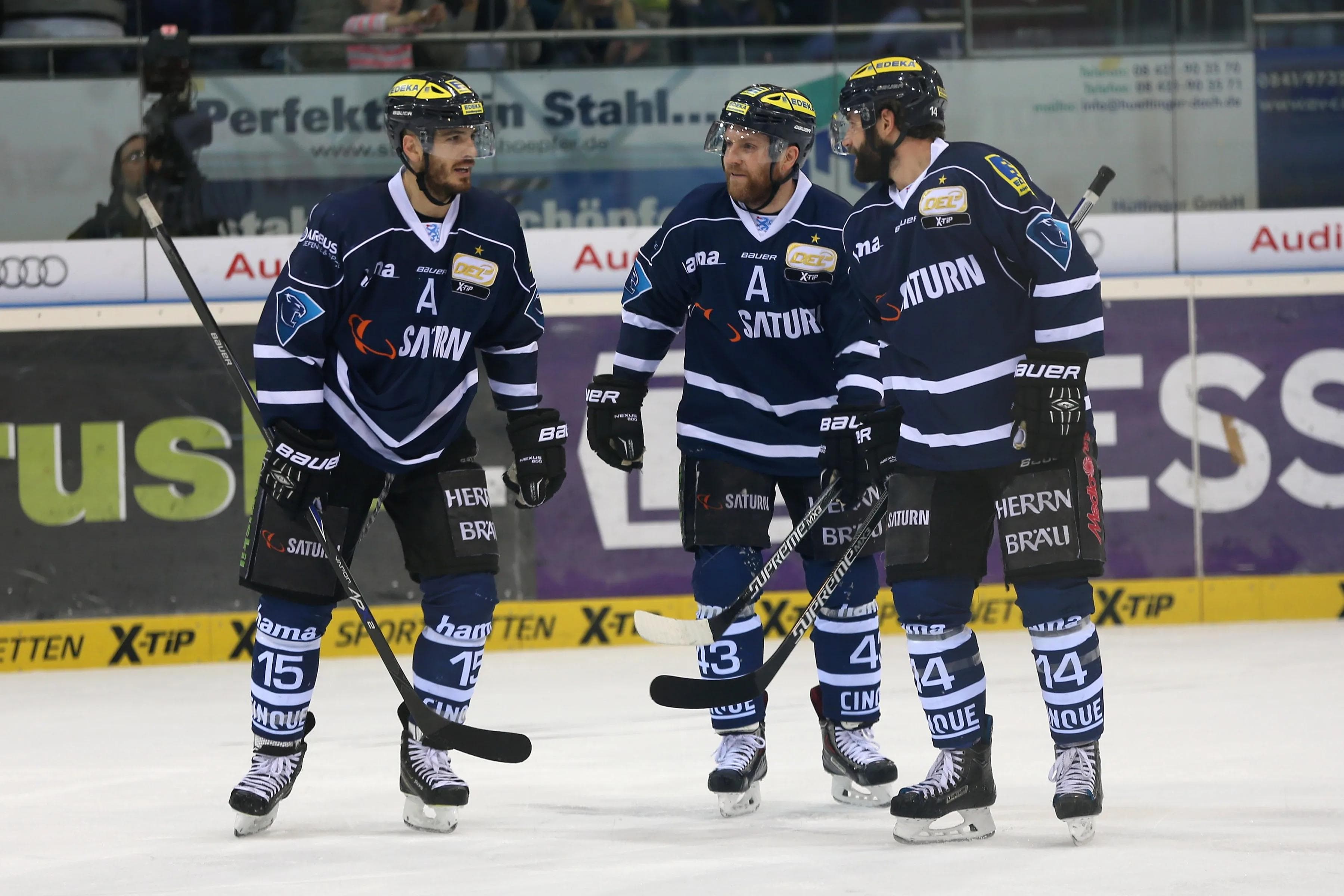 John Laliberte, Derek Hahn und Dustin Friesen (von links) wissen Bescheid: Das Samstagsspiel beginnt um 14.30 Uhr. Foto: Stefan Bösl / kbumm.de