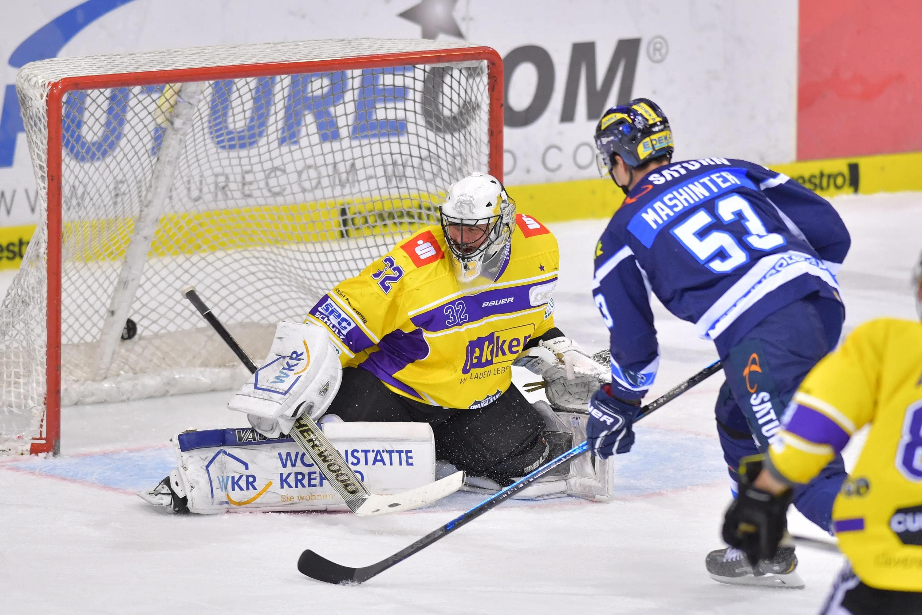 Brandon Mashinter trifft zum 3:0 gegen Torwart Dimitri Pätzold ... 

Foto: Johannes TRAUB / JT-Presse.de