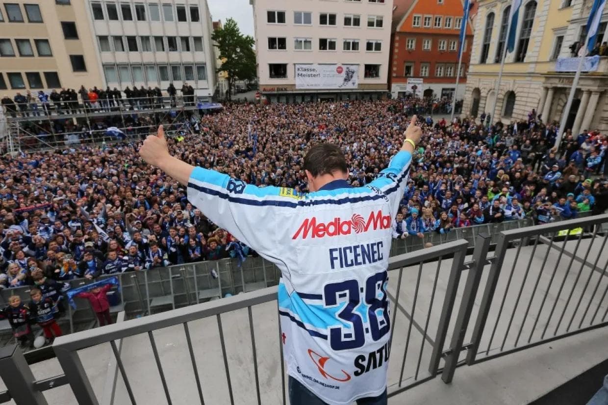 Nach 10 Jahren beim ERC bedankte sich Jakub Ficenec unter Tränen bei den Fans. Danke Jakub! Foto: Stefan Bösl - www.kbumm.de