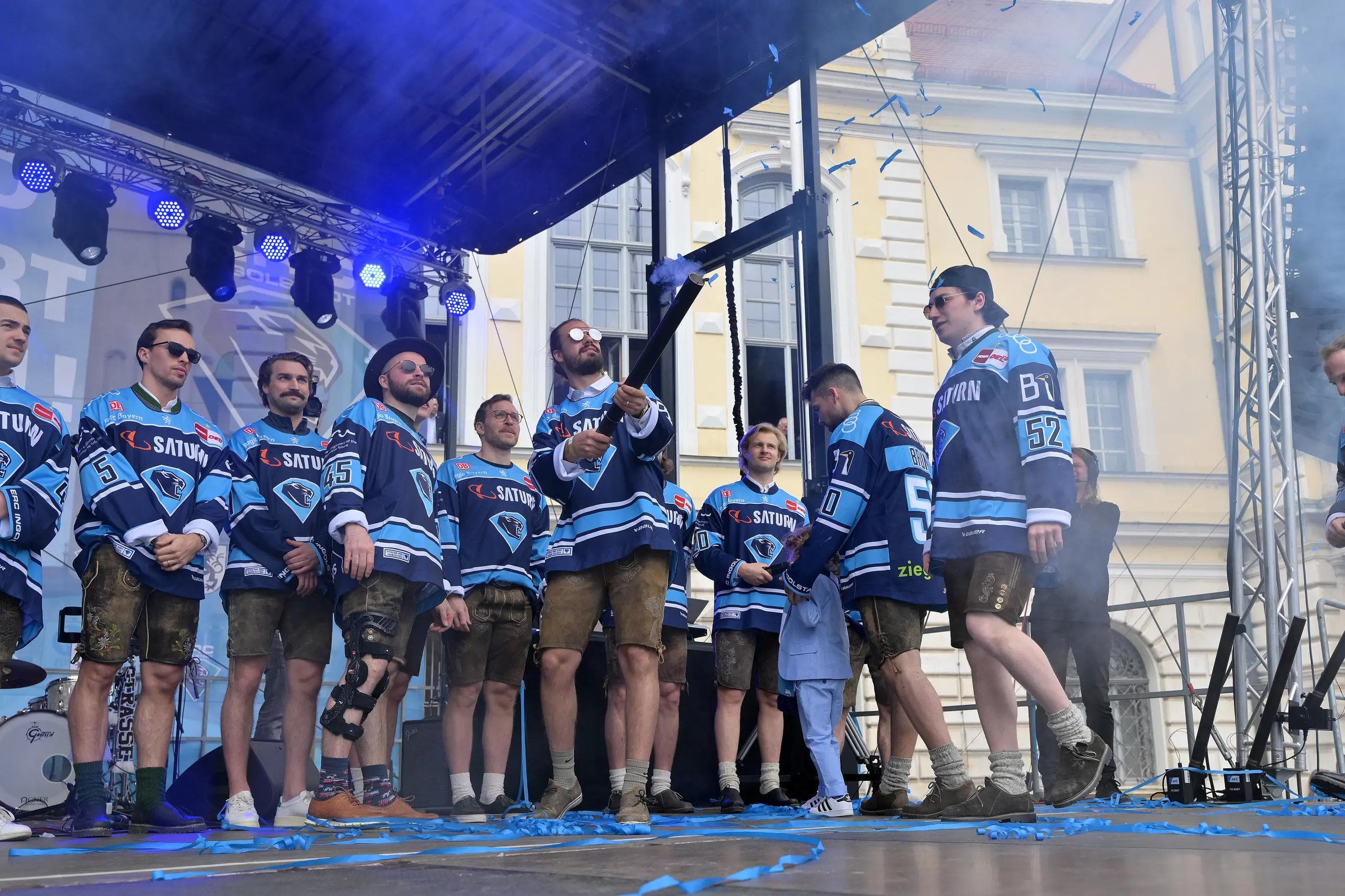 Mirko Höfflin schießt die blau-weiße Konfettikanone ab.
Foto: Johannes Traub/JT-Presse.de