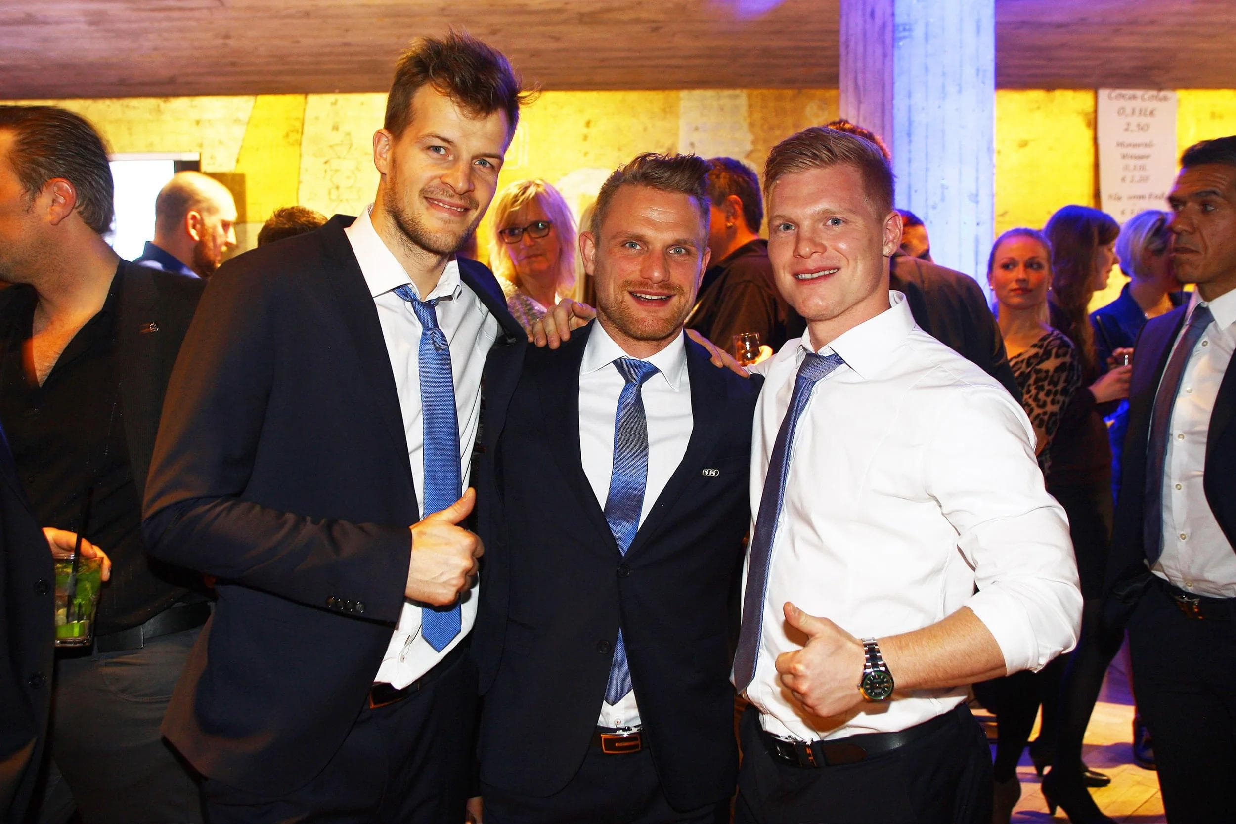 Petr Taticek, Björn Barta und Christoph Gawlik (von links) amüsierten sich auf der Gala prächtig. Foto: Adalbert Michalik
