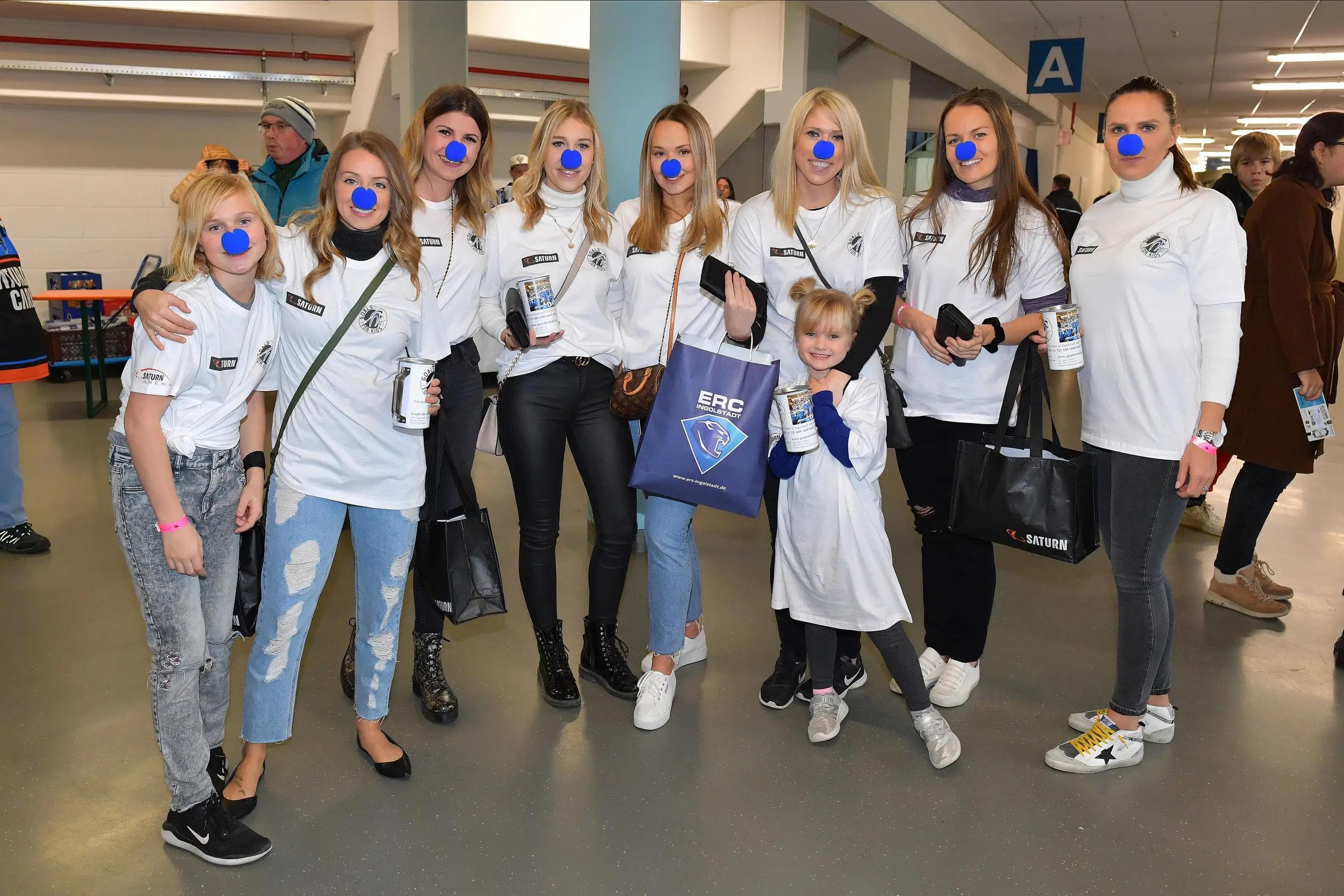 Die Spielerfrauen verkauften blaue Nasen zugunsten von Goals for Kids.
Foto: Johannes TRAUB / JT-Presse.de