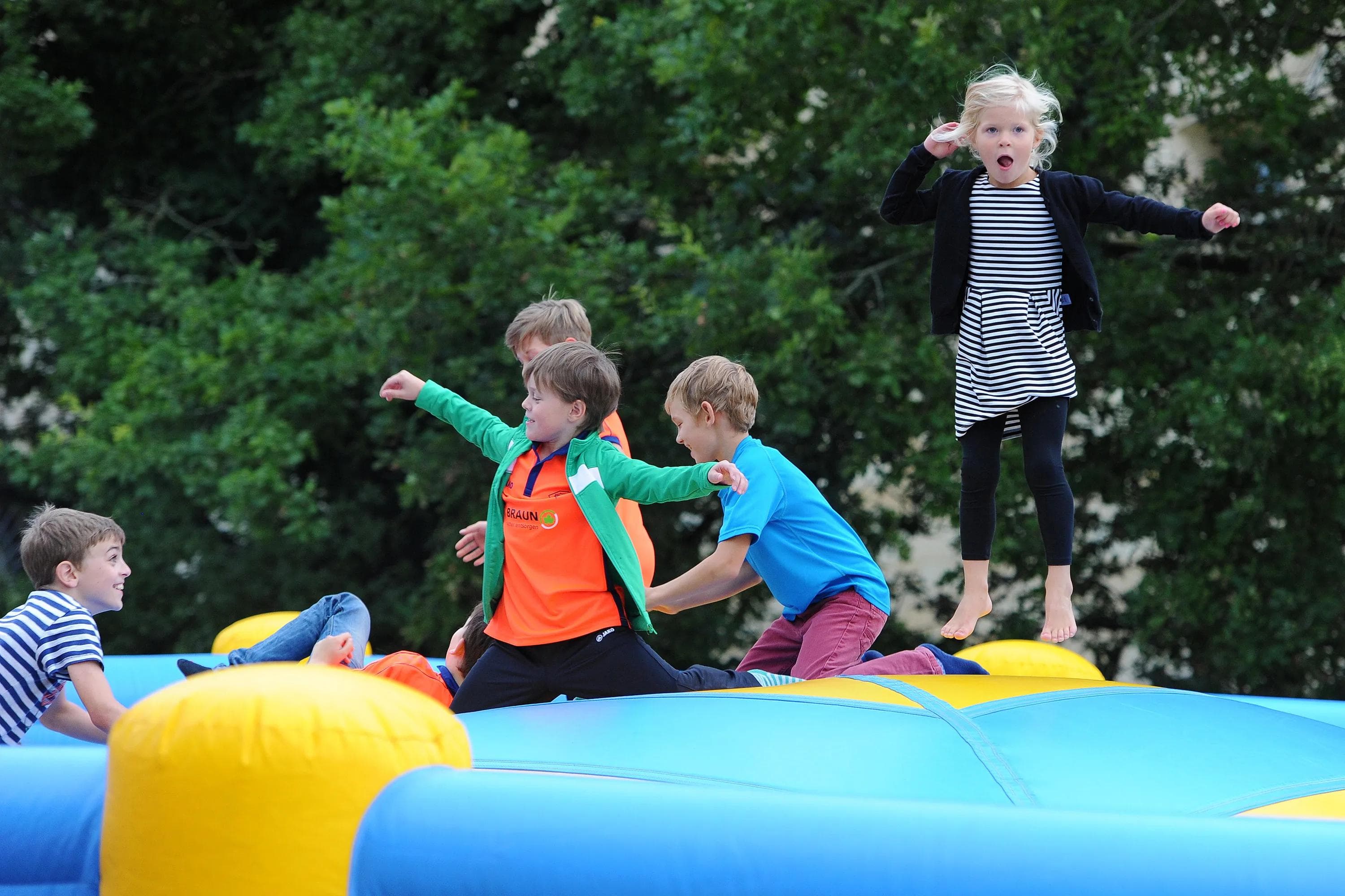 Die Hüpfburg sorgte bei Kindern für Kurzweil. Foto: ST-Foto.de / Johannes TRAUB