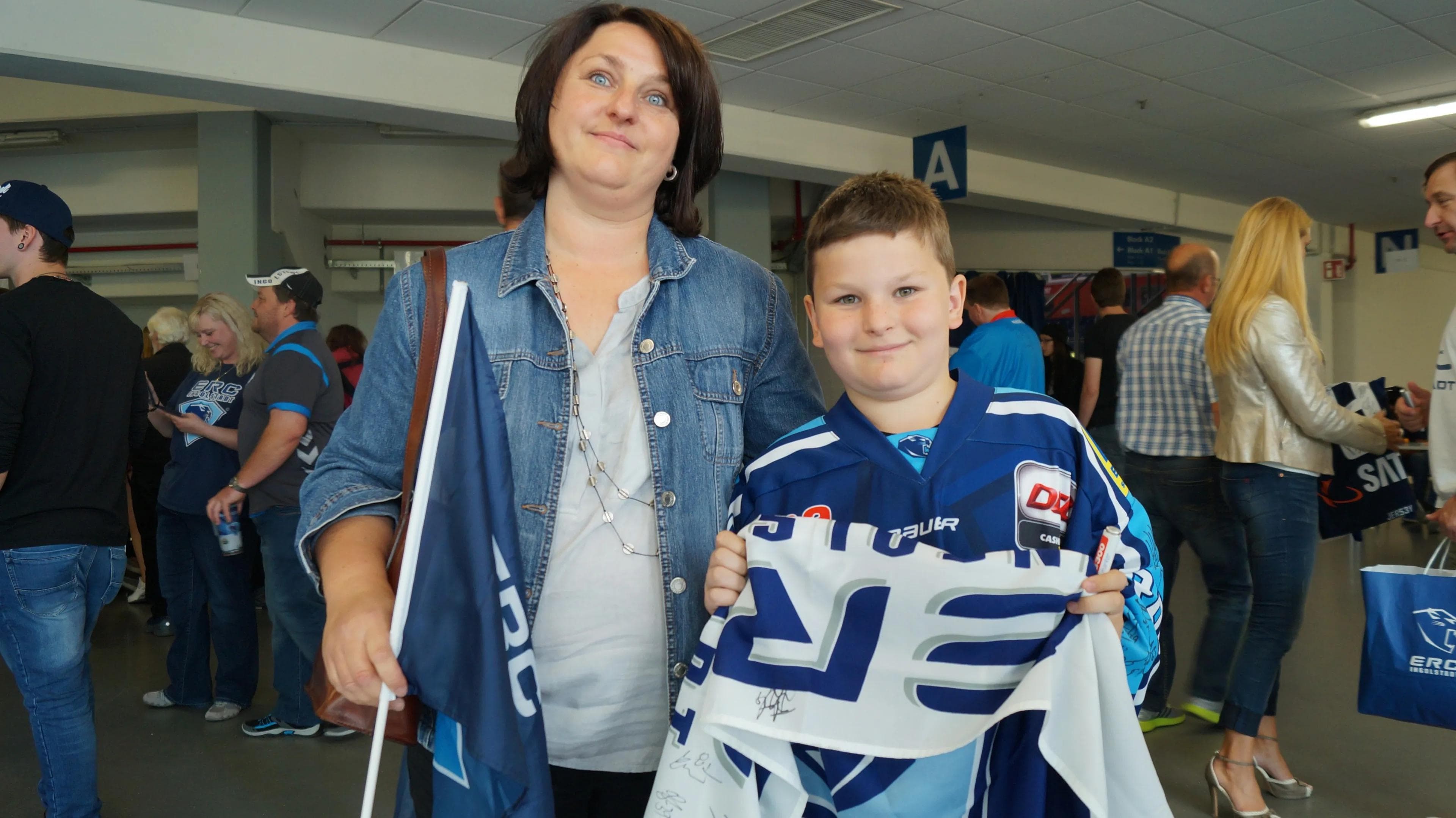 Viele Fans kamen mit ERC-Trikot und -Schal. Foto: Martin Wimösterer