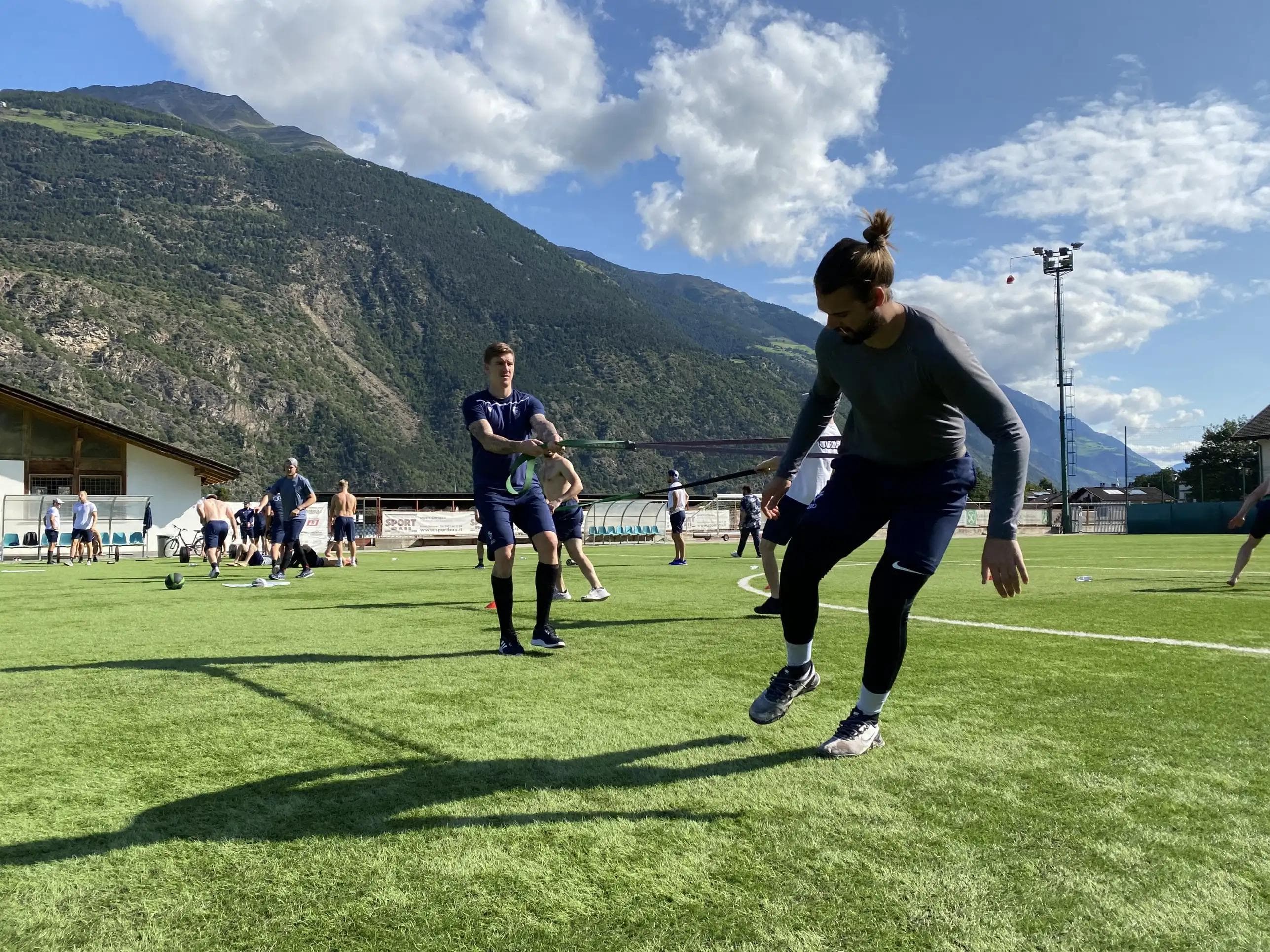 Jerome Flaake (li.) und Mirko Höfflin beim Off-Ice-Training am Sportplatz in Latsch.