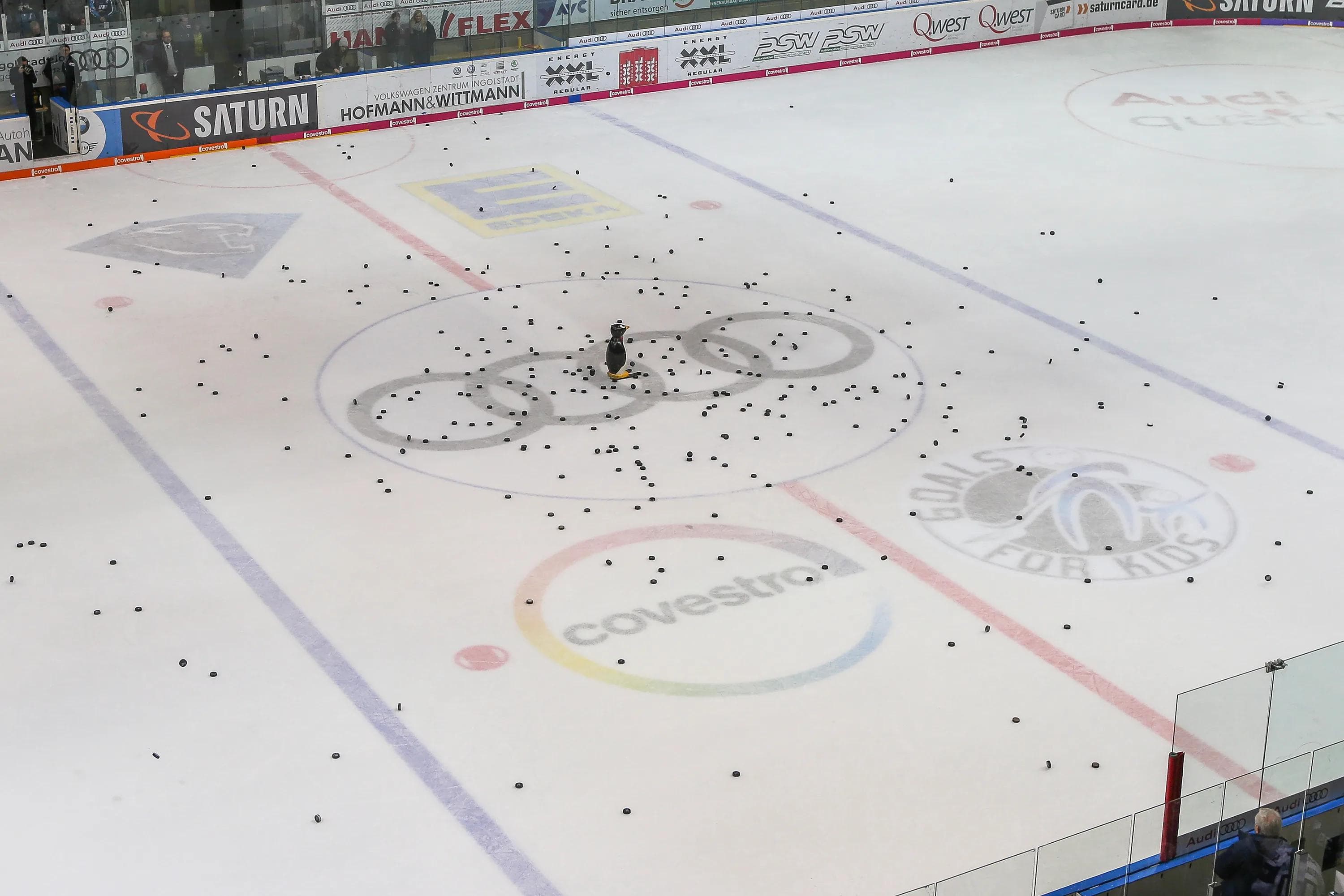 Heute ist Ihre Zielgenauigkeit gefragt: beim Puckwerfen. Foto: Oliver Strisch / st-foto.de