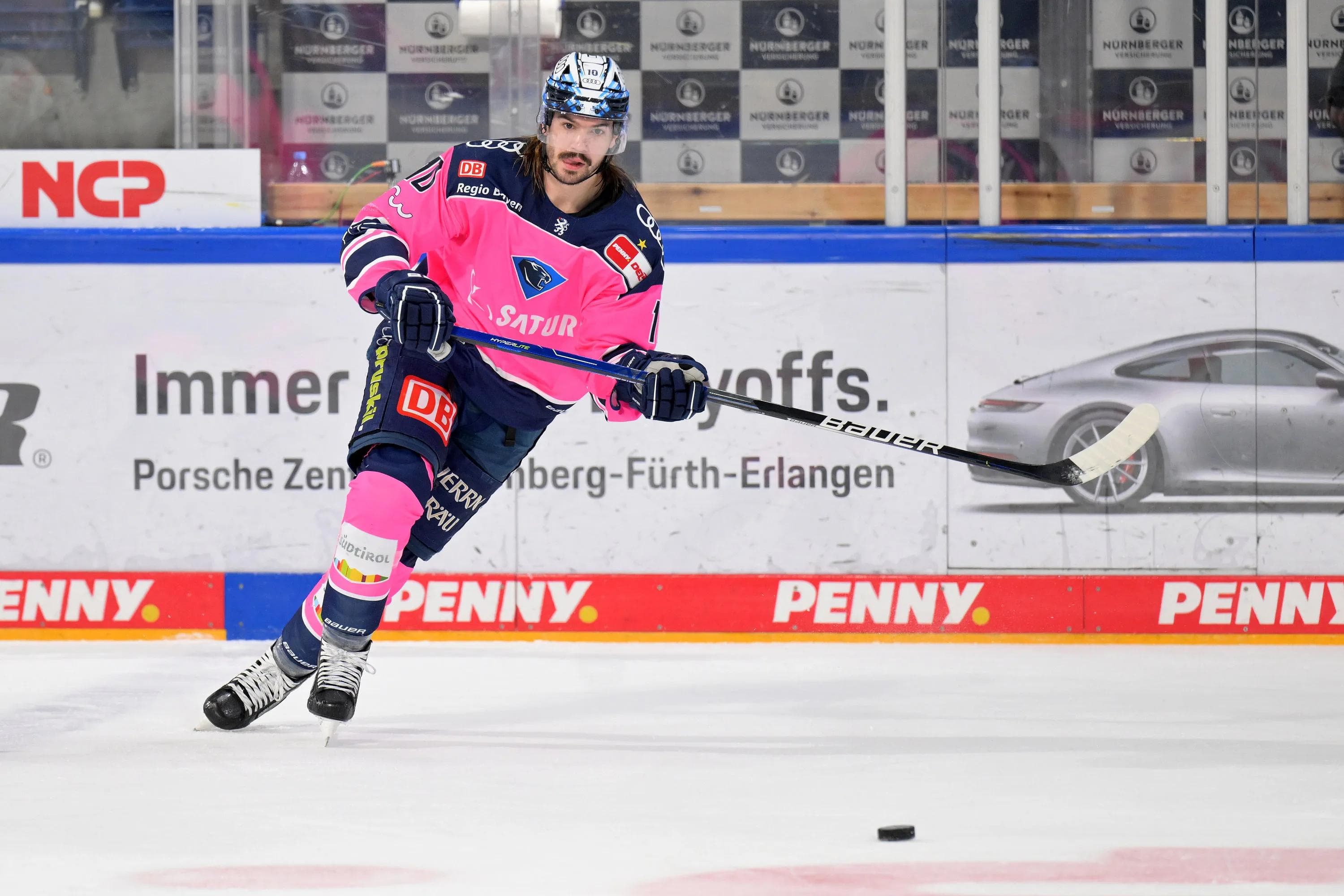 Unter anderem gibt es in der ersten Auktionsrunde das dritte Trikot von Mirko Höfflin zu ersteigern.
Foto: Johannes Traub/JT-Presse.de