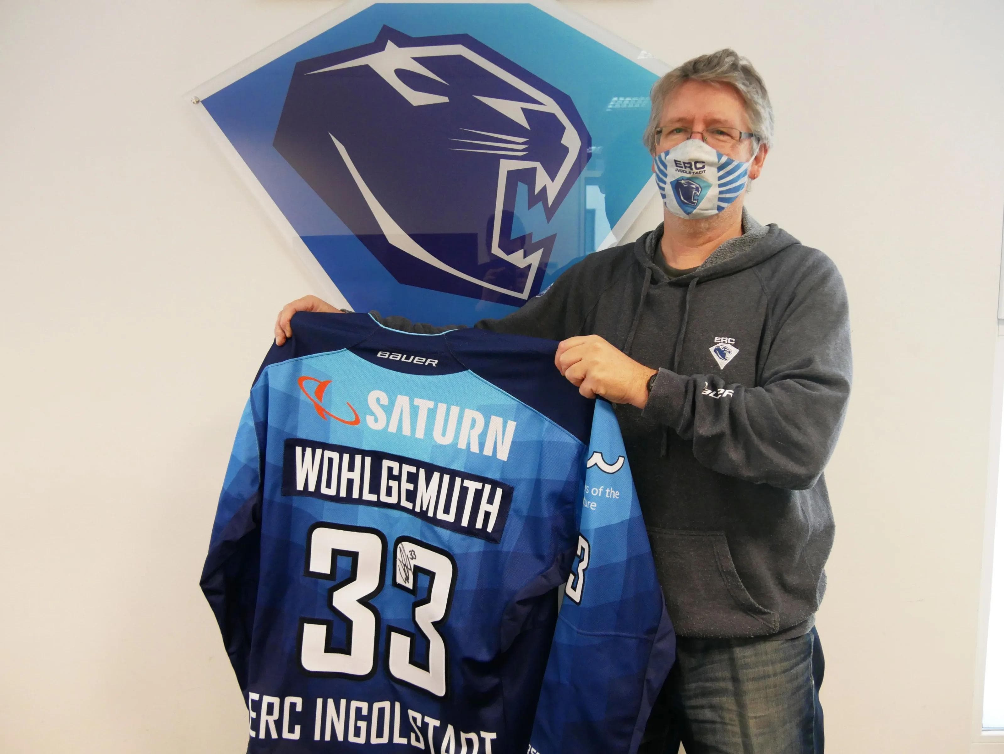 Wolfgang Sager konnte als einer der wenigen Gewinner seinen Preis einlösen: Ein unterschriebenes ERC-Trikot der aktuellen Saison.