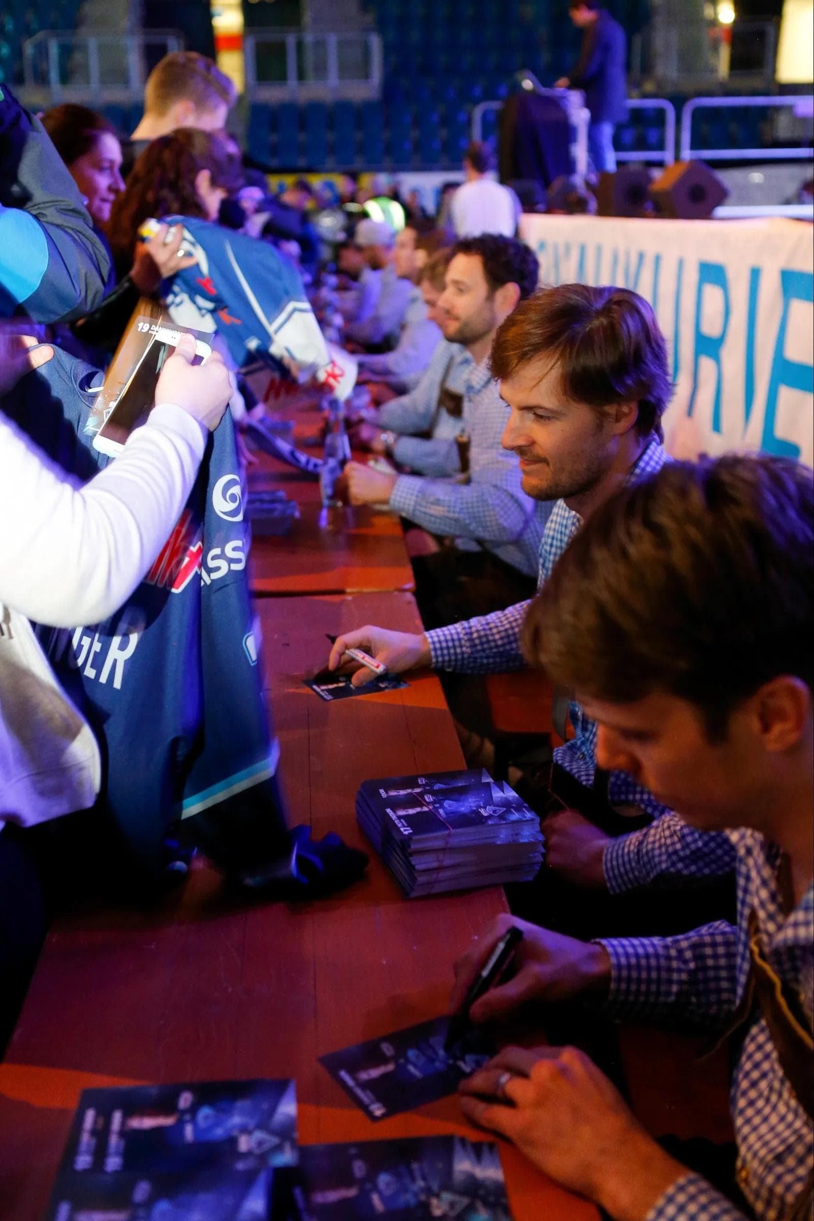 Große Autogrammstunde im Anschluss an das Bühnenprogramm. (Foto: Strisch)