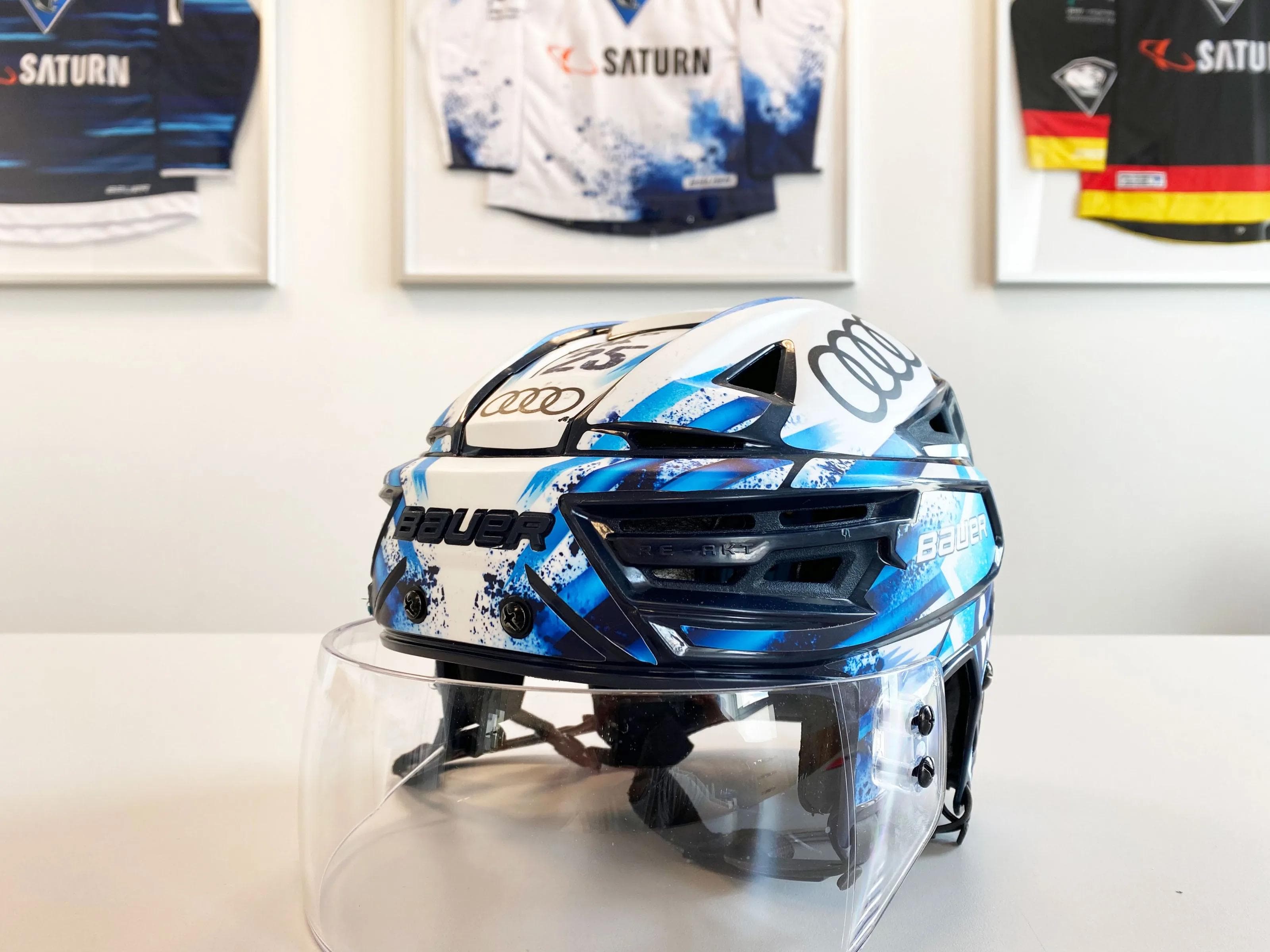 Zu gewinnen gibt es einen signierten Spielerhelm von Leon Hüttl.