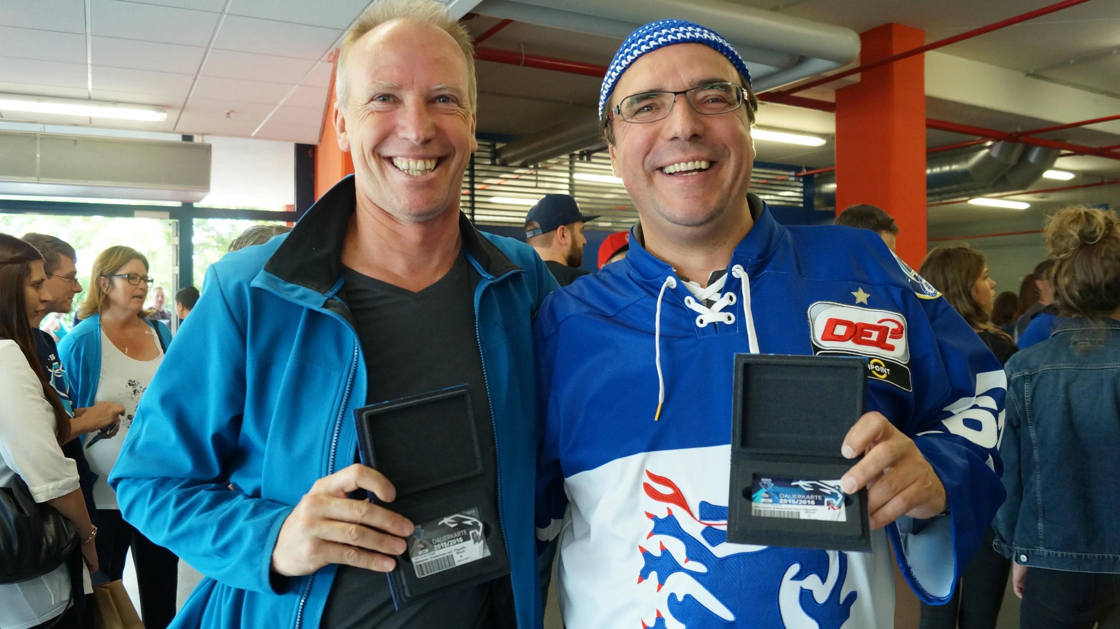 Nachbarn im Stadion und sehr gut gelaunt sind diese Panther-Fans. Der Mann mit der Mütze hat sogar einen der Unbezahlbaren Preise beim Dauerkartengewinnspiel abgestaubt. Glückwunsch! Foto: Martin Wimösterer
