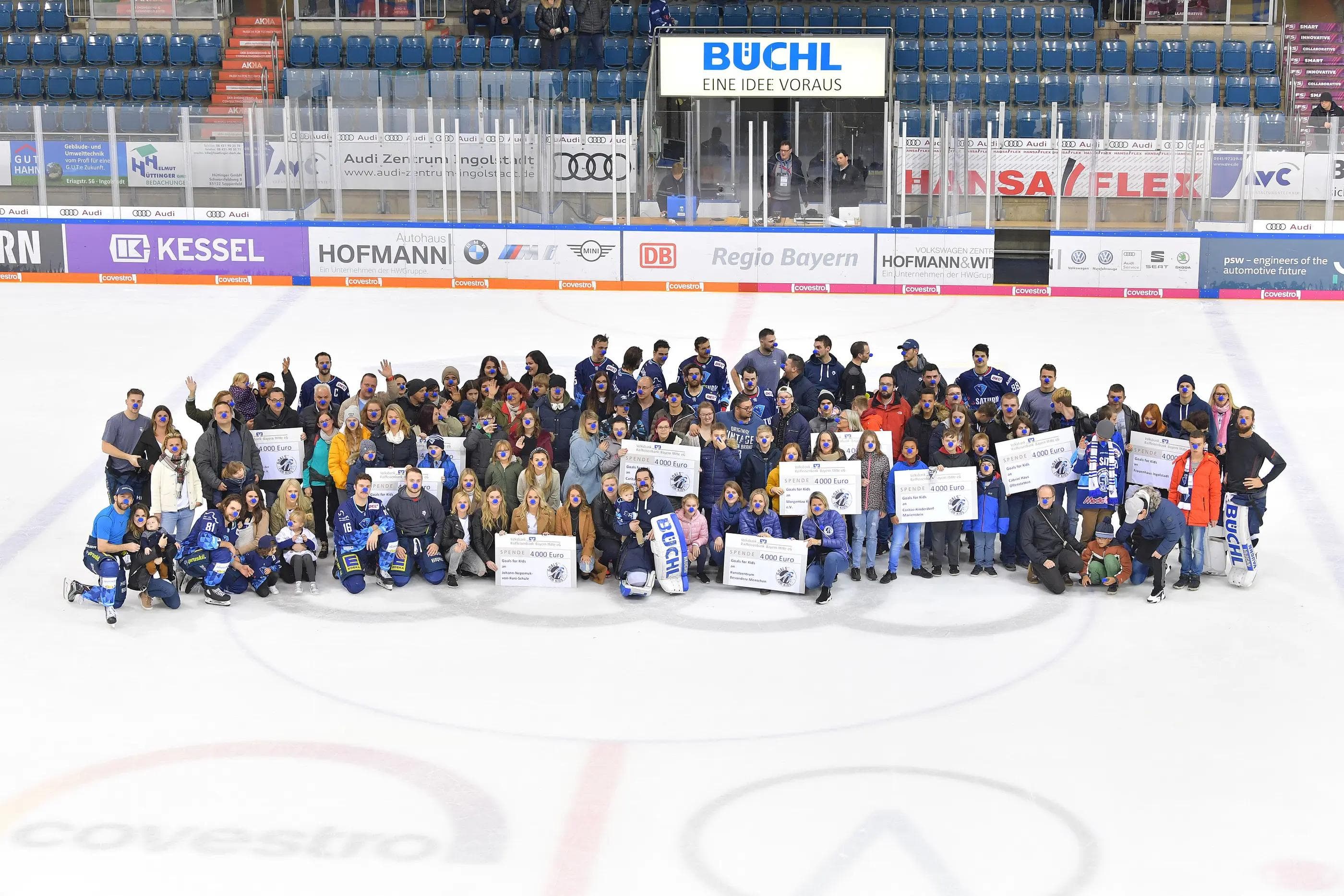 Nach dem Spiel gab es noch ein Gruppenfoto mit den Spielern und den rund 100 von Goals for Kids eingeladenen Kindern und Jugendlichen.
Foto: Johannes TRAUB / JT-Presse.de