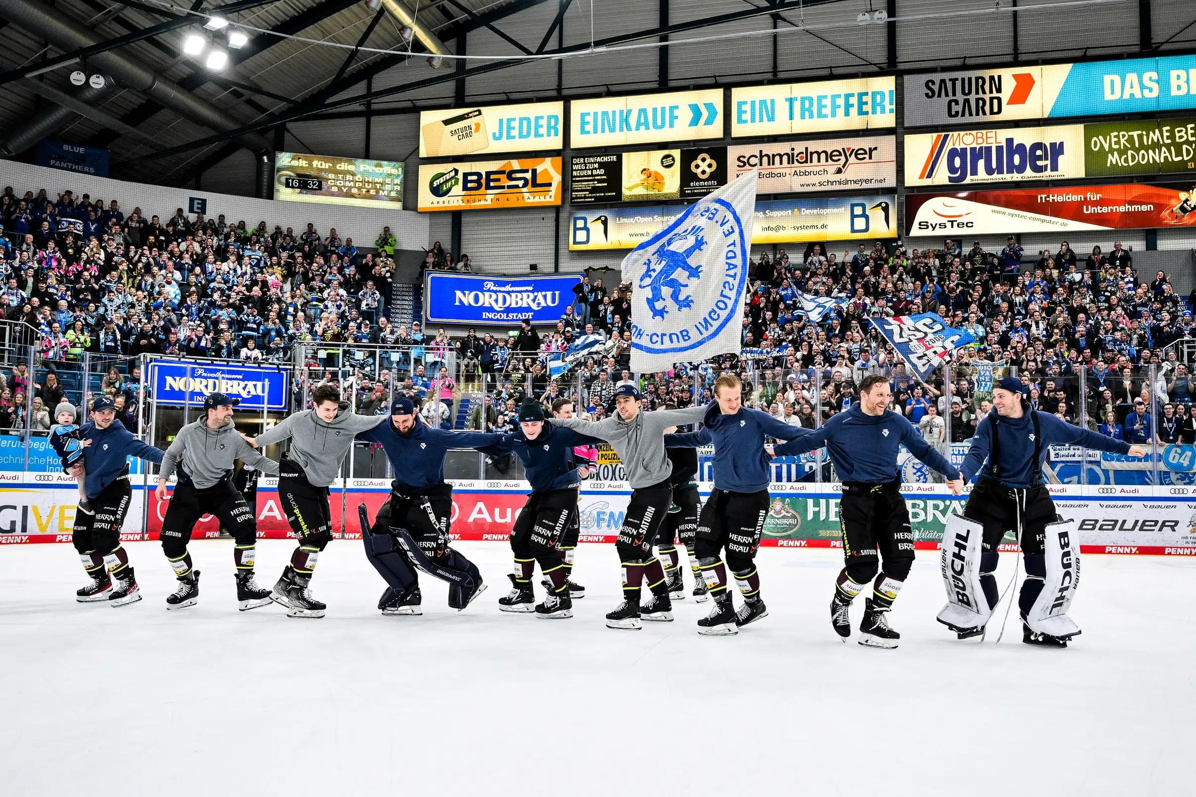 Die fünfte Jahreszeit wurde mit dem Tanz nach dem gestrigen Heimspiel gegen Wolfsburg eingeläutet: Endlich Playoffs!
Foto: JT-Presse.de