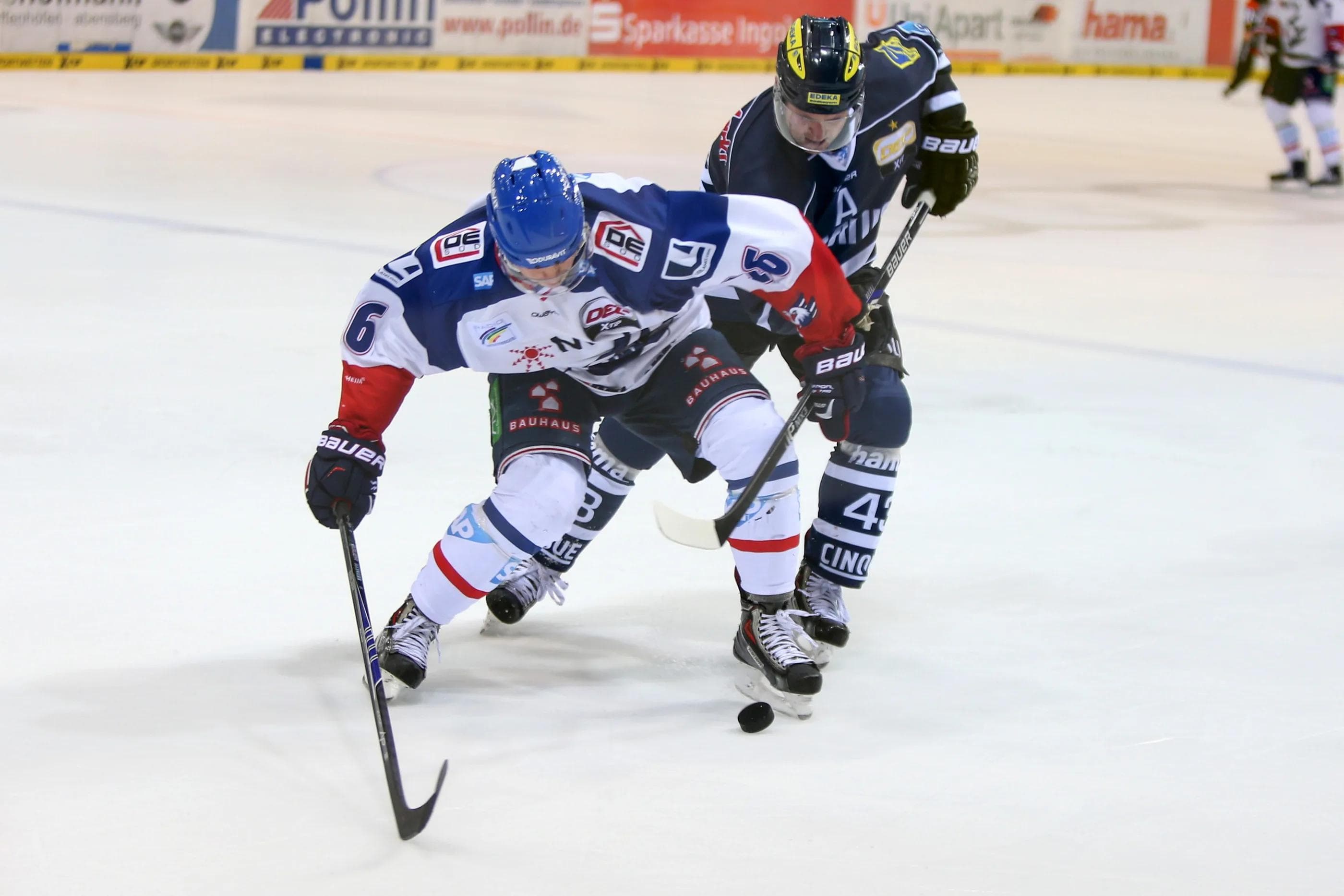 Derek Hahn (im dunklen Trikot) im Kampf gegen Mannheim. Foto: Jürgen Meyer