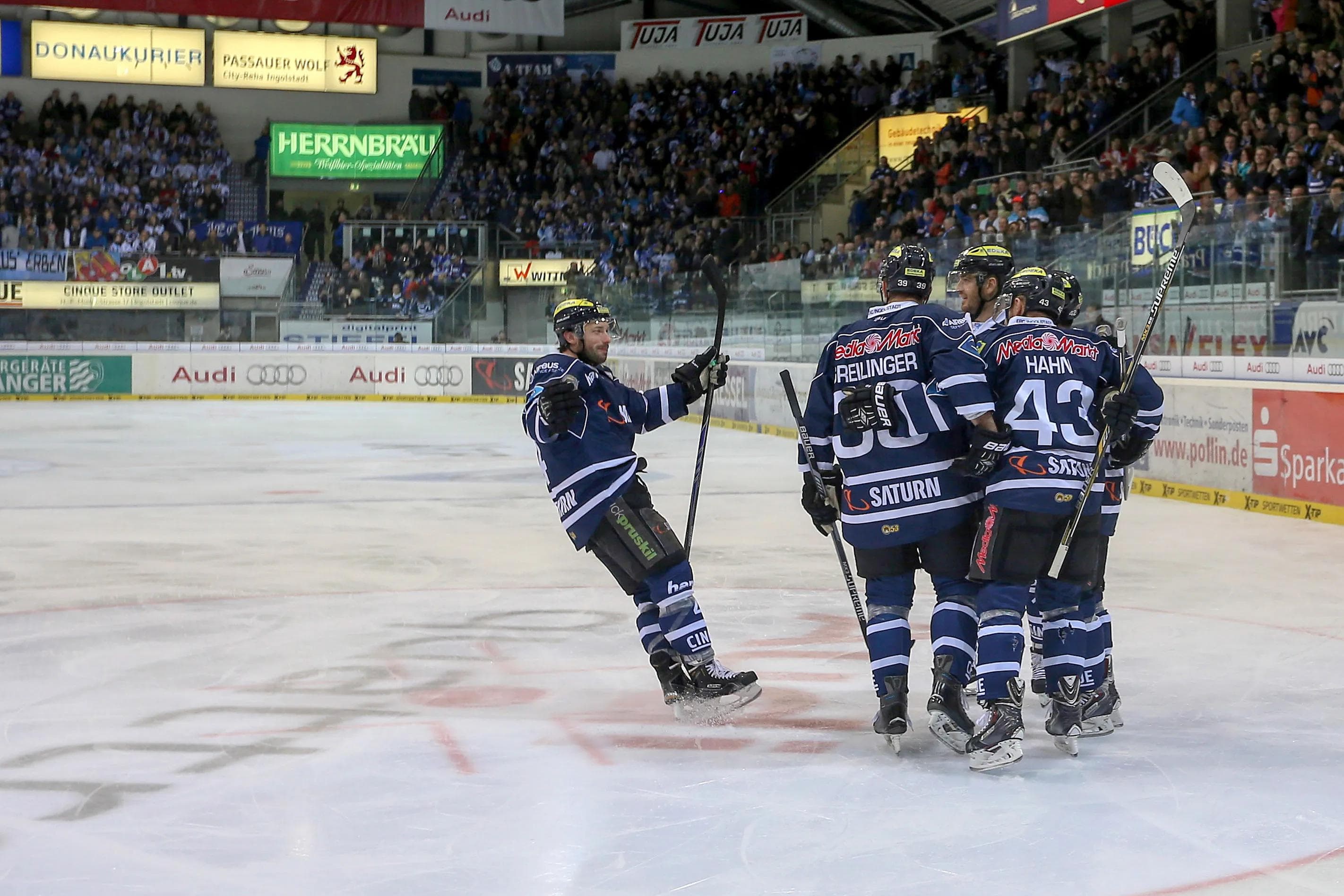 Die Halle tobt, auf dem Eis bildet sich zum ersten Mal in diesen Playoffs die ERC-Jubeltraube: Jared Ross hat die Panther eben in Führung geschossen. Foto: Stefan Bösl / kbumm.de