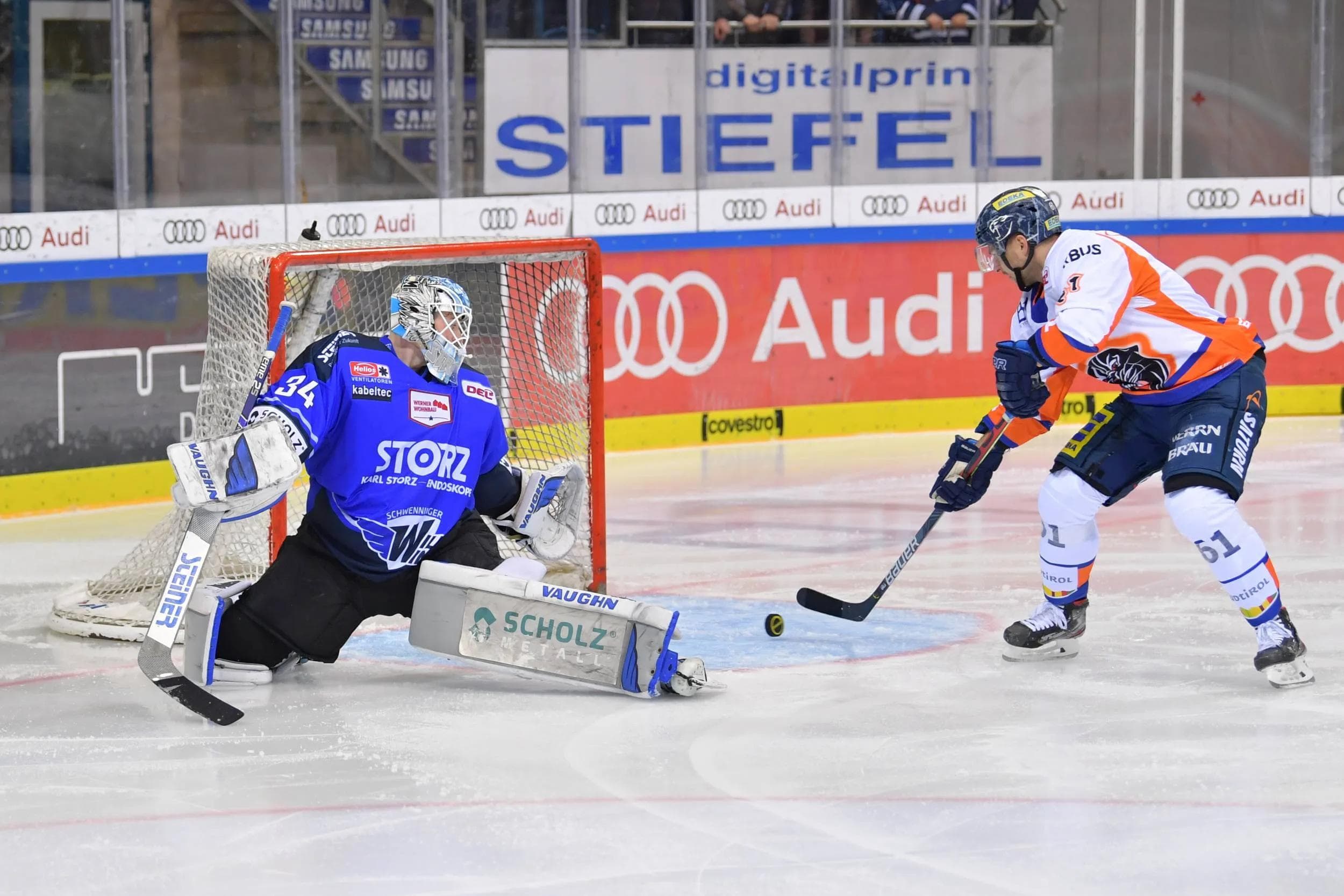 Ein Tor macht den Unterschied. Der ERC um David Elsner (hier beim 2:0) gewinnen das Heimspiel gegen Schwenningen knapp.
Foto: Johannes Traub/JT-Presse