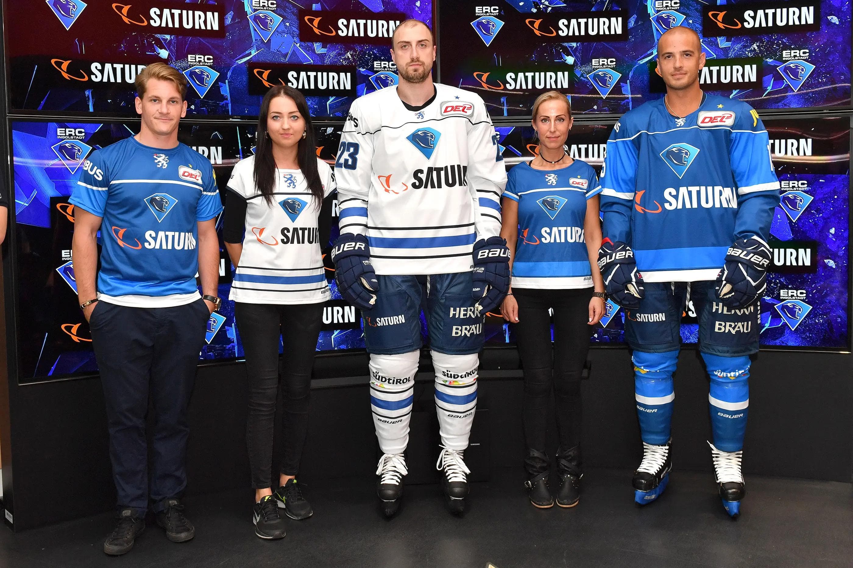 Bei der Trikotpräsentation stellten Laurin Braun (ganz links), Matt Pelech (Mitte) und John Laliberte (rechts) zusammen mit SATURN-Mitarbeiterinnen die neuen Leiberl vor. Foto: Traub / st-foto.de