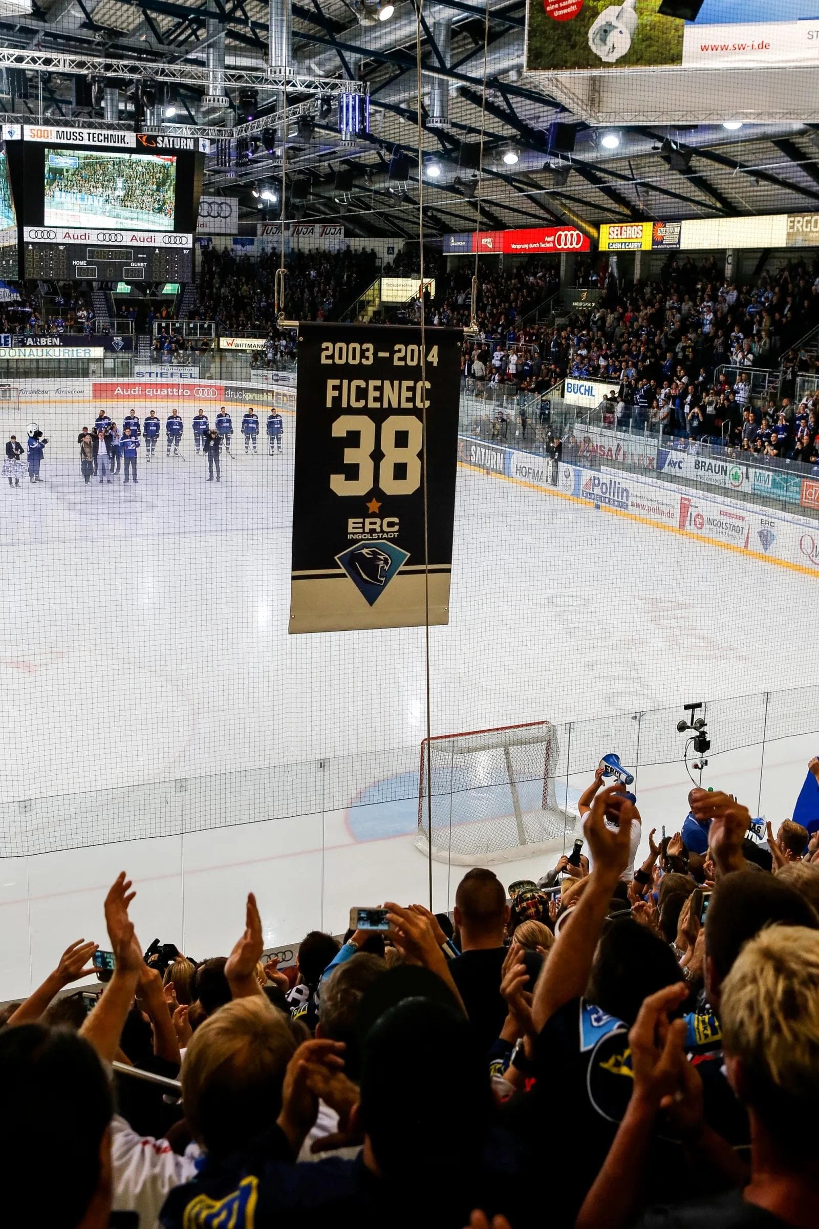 Das Trikot mit der Nummer 38 hängt fortan unter dem Hallendach der Saturn Arena. Foto: Oliver Strisch / st-foto.de