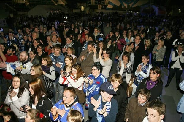 Gute Kulisse bei der Abschlussfeier in der Saturn-Arena.    Foto: kbumm