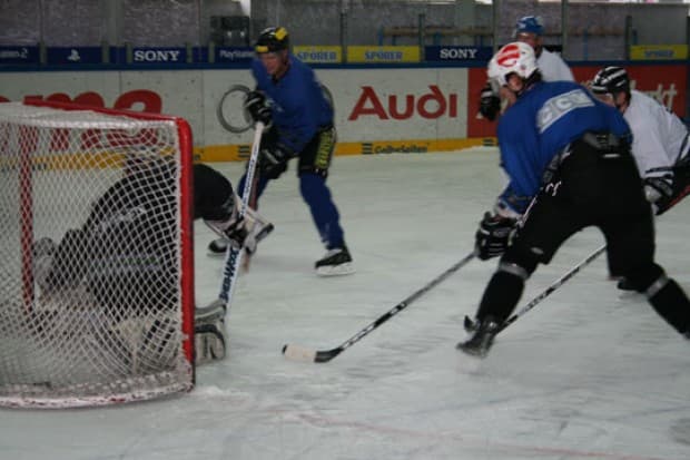 Zur Zeit wird in der Saturn-Arena II fleißig trainiert. Nächste Woche bereitet sich die Nationalmannschaft in Füssen vor.