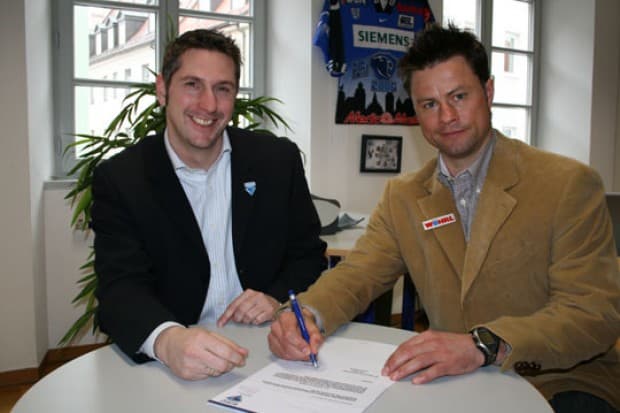 Sven Zywitza und Tobias Abstreiter bei der Vertragsunterzeichnung.     Foto: Bauer