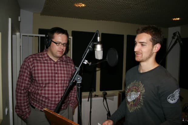 Auf ungewohntem Terrain. ERC- Verteidiger Michael Bakos im Tonstudio mit Schauspieler Langer.