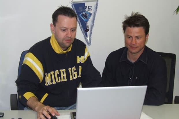 Dirk Sing von der Neuburger Rundschau und ERC-Sportmanager Tobias Abstreiter.    Foto: Oliver Bauer
