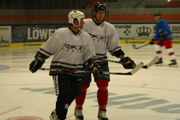 ERC- Sportmanager Tobias Abstreiter und Christoph Schubert beim heutigen Trainingsspielchen in München. Foto: Bauer