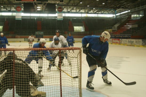 Tobias Draxinger prüft ERC-Goalie Sebastian Vogl. Foto: Bauer