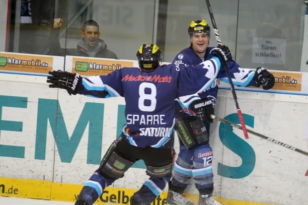 Kris Sparre und Tyler Bouck freuen sich über das 2:0. Foto: Stefan Bösl - www.kbumm.de