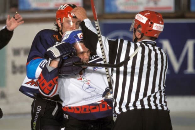 Ein Bild aus vergangenen Tagen: Panther Jean-Francois Jomphe und Doug Derraugh liefern sich einen harten Fight.  Bild: citypress