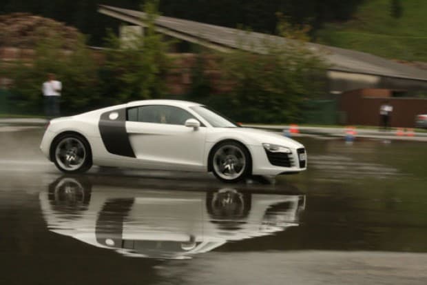 Abwechslung zum Trainingsalltag bei den Panthern- heute warteten 420 PS-starke AUDI R8 auf die Spieler. Foto: Oliver Bauer