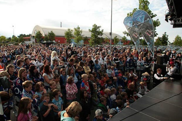 Prächtige Kulisse bei der Saisoneröffnungsfeier vor der Saturn- Arena. Foto: Bösl