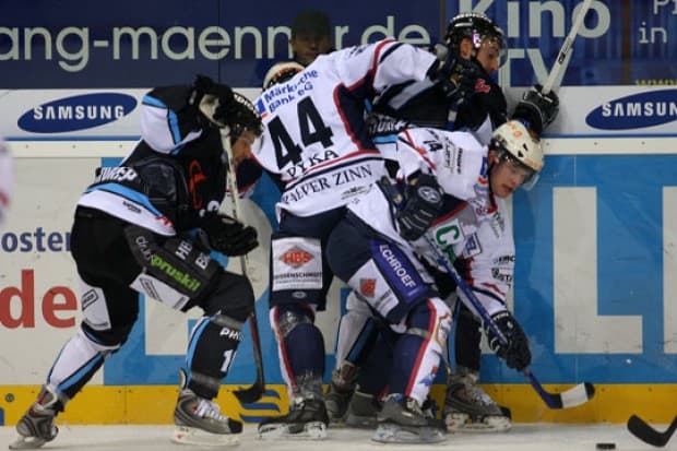 Die Duelle gegen die Iserlohn Roosters versprechen immer jede Menge Torszenen und spannende Zweikämpfe. Foto: Bösl