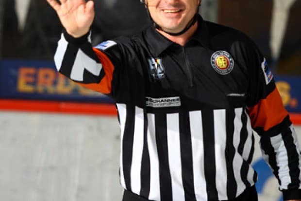 Willi Schimm wird heute den Fans rede und Antwort stehen ab 17 Uhr in der Panther- Sportsbar. Foto. Citypress