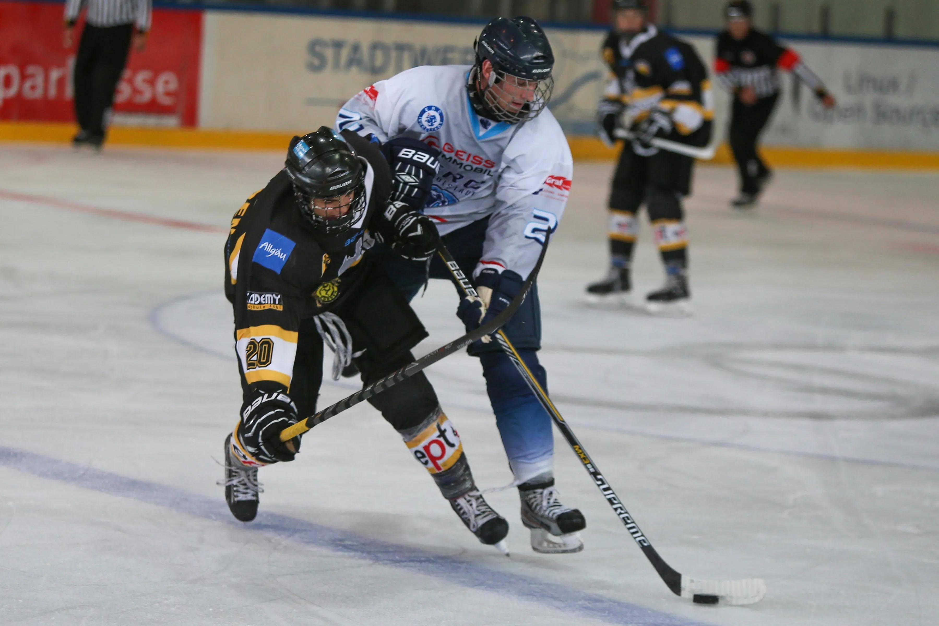 Ein Bild aus dem ersten Spiel gegen Füssen: Florian Szwajda im Zweikampf. Foto: Jürgen Meyer / kbumm.de