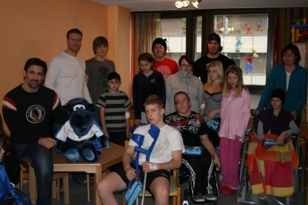 ERC- Kapitän Glen Goodall, Allan Rourke, Jason Holland und Jean-Francois Boucher statteten heute der Kinderstation des Klinikums Ingolstadt einen Besuch ab.
