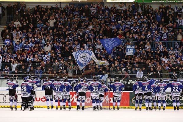 Gemeinsam geht es nach dem Spiel zurück nach Ingolstadt:Pantherfans und Mannschaft. Foto: kbumm