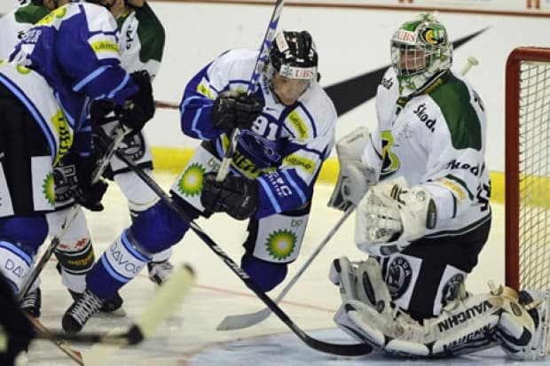 Kein Durchkommen für René Röthke in dieser Szene. Am Ende verloren die Panther mit 2:5. Foto: Spengler Cup
