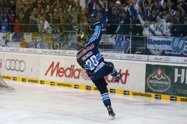 Alexander Oblinger jubelt über seinen Treffer zum 1:0. Foto: Stefan Bösl - www.kbumm.de