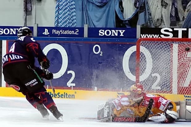 Marco Sturm beim Penalty, der Puck ist drin