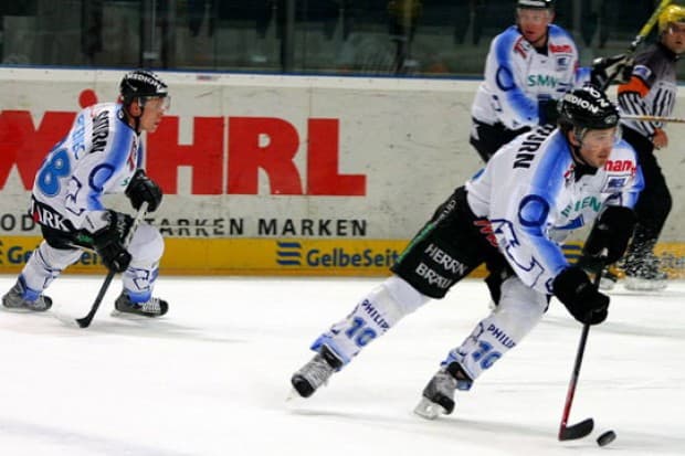 Cameron Mann besorgte auf Zuspiel von Chris  Armstrong das 2:0