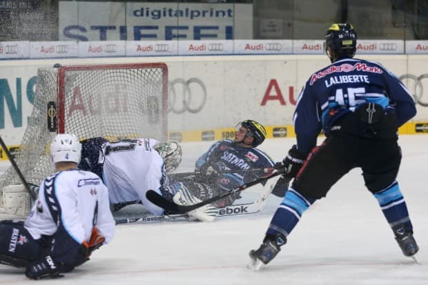 Travis Turnbull gelang bei einem Konter das Game-Winning-Goal. Foto: Stefan Bösl - www.kbumm.de