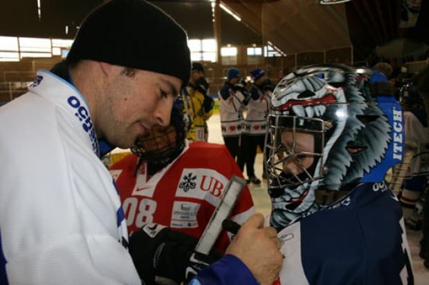 Yannic Seidenberg stand heute mit Nachwuchstalenten auf dem Eis. Foto: Oliver Bauer