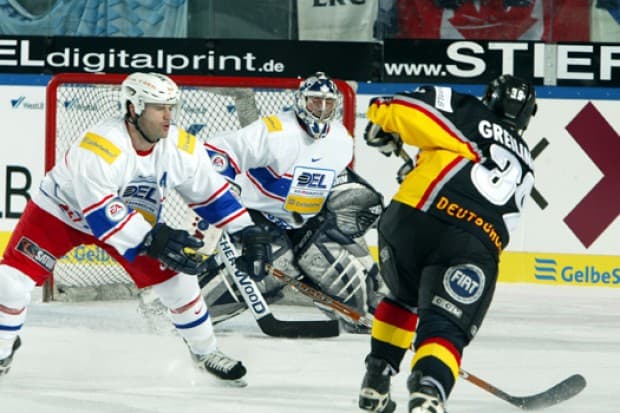 Thomas Greilinger am 01. Februar 2004 in der Ingolstädter Saturn-Arena beim All-Star Game. Im Tor von Team Canada damals: Jimmy Waite. Foto: citypress