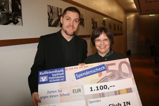 Der Lions-Club «Auf der Schanz» überreichte ERC-Stürmer Doug Ast 1.100 Euro für Goodys Goals for Kids. Foto: Oliver Bauer