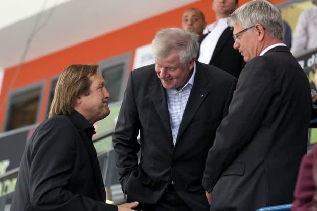 Horst Seehofer war zu Gast in der Saturn Arena zusammen mit Erich Kühnhackl (links) und Franz Reindl (rechts). Foto: Stefan Bösl | kbumm - sb-presse.de