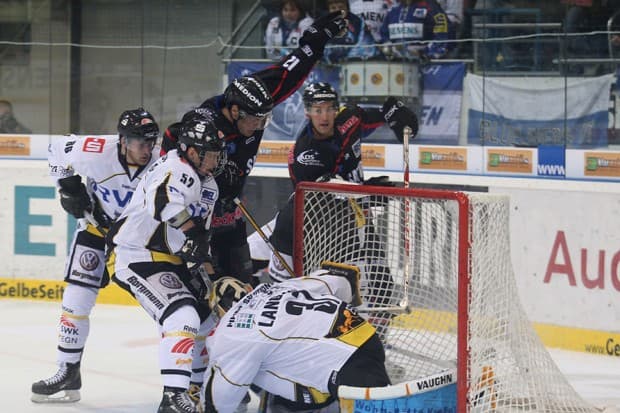 Doppelpack für Tyler Bouck - hier das 1:0. Foto: Stefan Bösl - www.kbumm.de